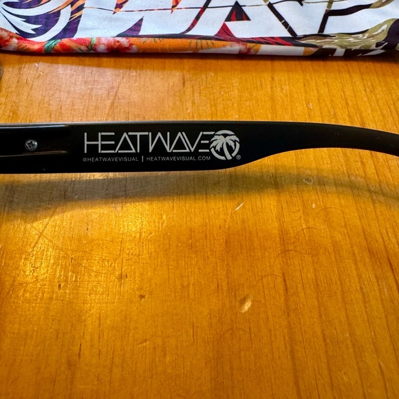 Heatwave Black Sunglasses with Protective Sleeve Brand New Without Tags - Picture 6 of 10